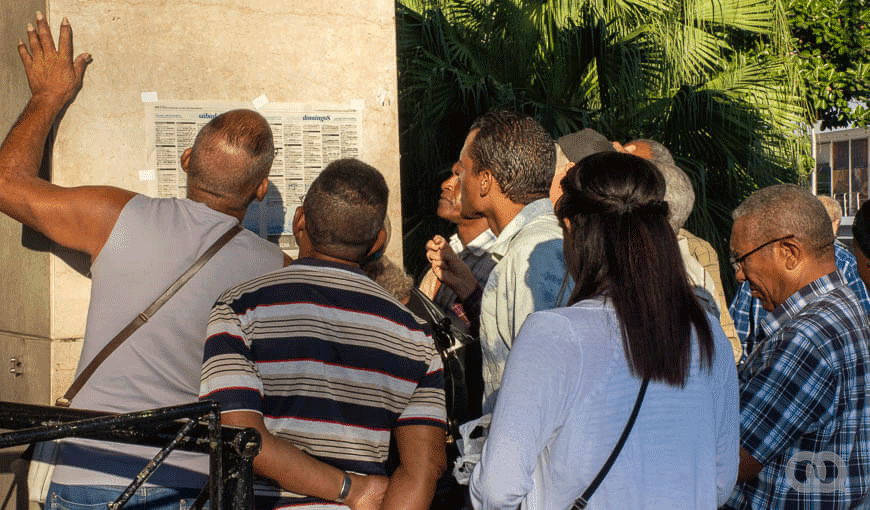 El público cubano mira la cartelera del Festival del Nuevo Cine Latinoamericano de La Habana. Foto: Sadiel Mederos.