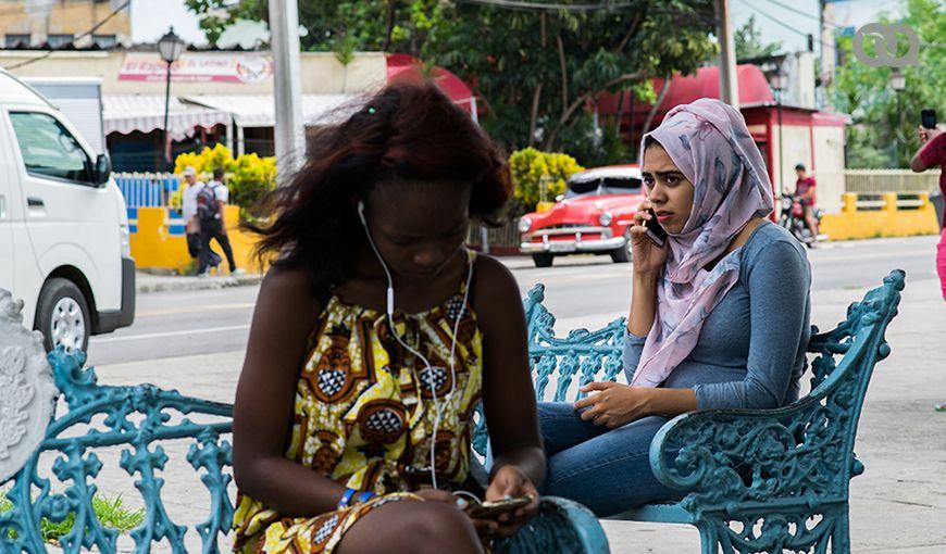Espacio público de conexión wifi en Cuba. Foto: Pablo Dewin Reyes.