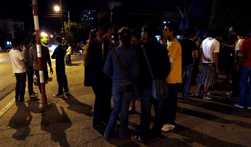 Personas en la calle G, Vedado, La Habana. Foto: Havana Times.