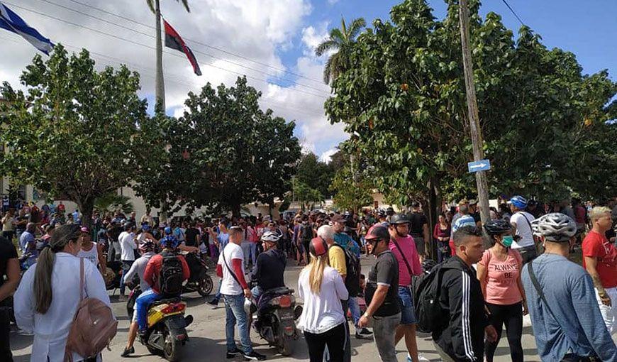 Trabajadores por cuenta propia protestan frente a edificios públicos y calles de Santa Clara. Foto: Tomada de la página en Facebook de Horizontes Blog.