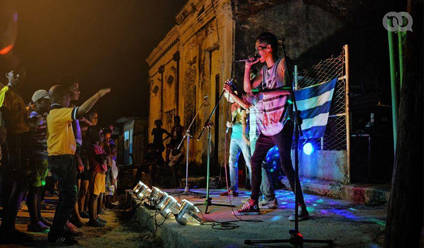 Raperos se presentan en una peña de viernes por la noche en Punta Gotica. Foto: Miguel Suárez.