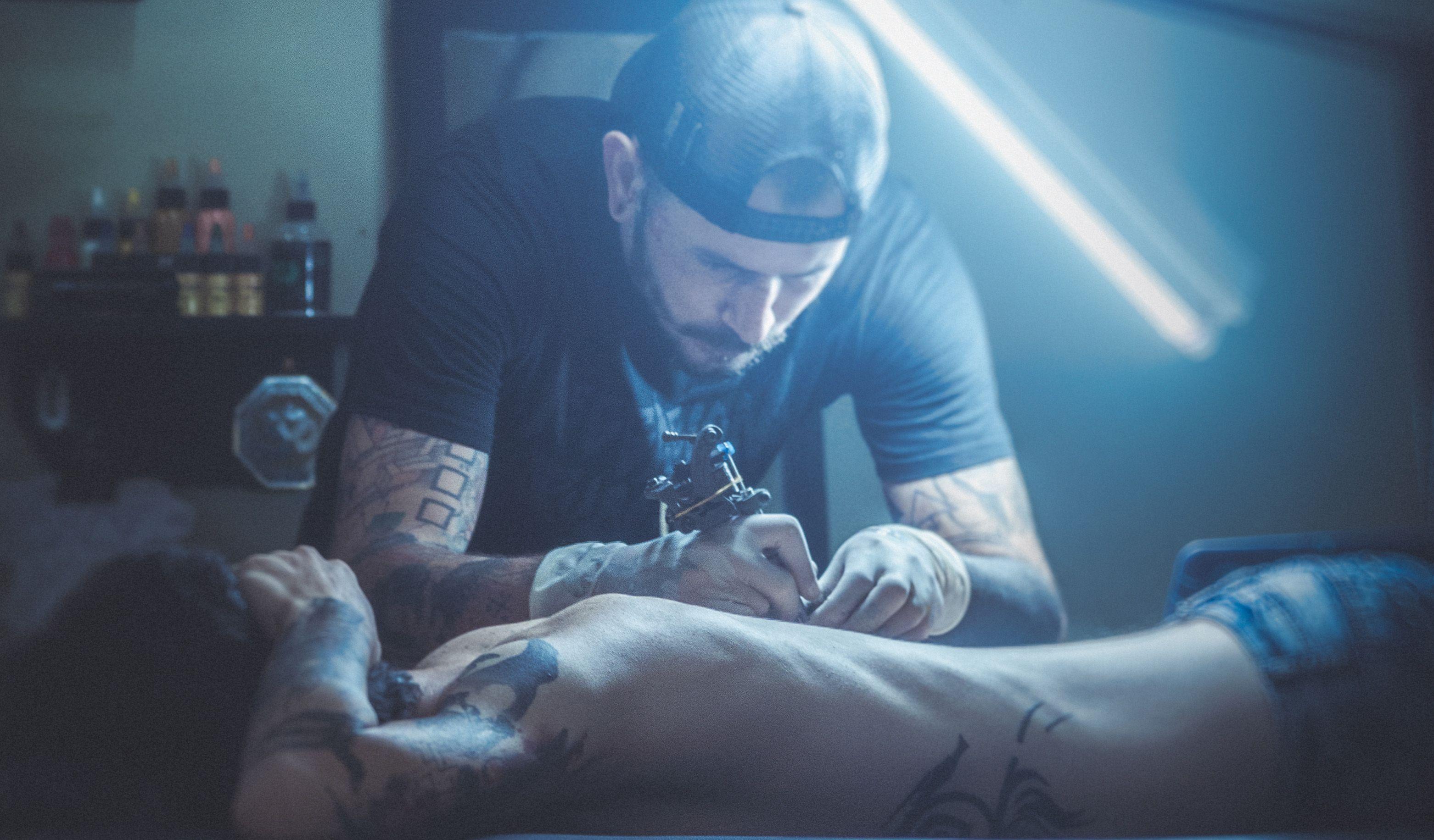 Tatuar en Cuba, una profesión que aboga por la legalidad