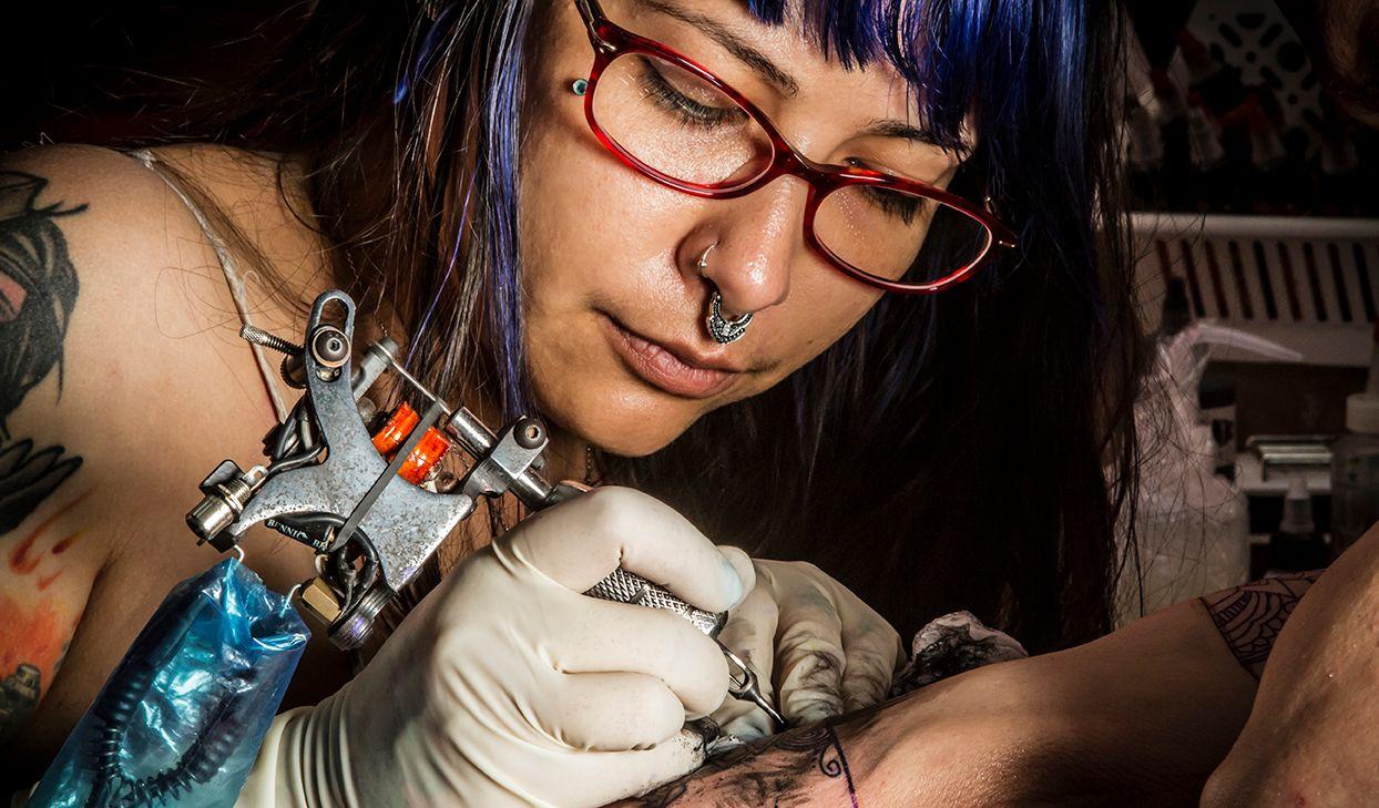 Las mujeres tatuadoras ganan espacio en Cuba. Foto: Alejandro Trujillo Valdés