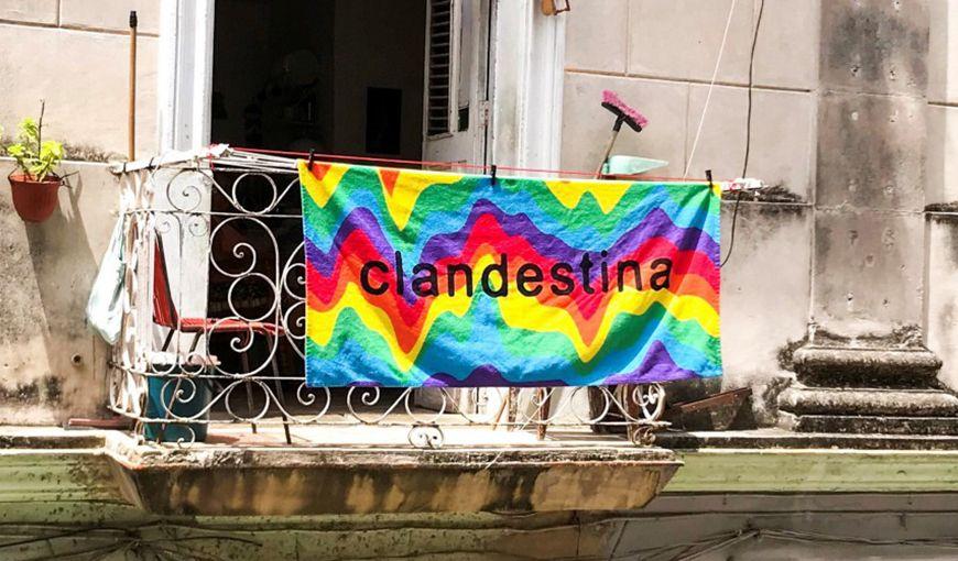 Toalla diseñada por Clandestina: Melting rainbow