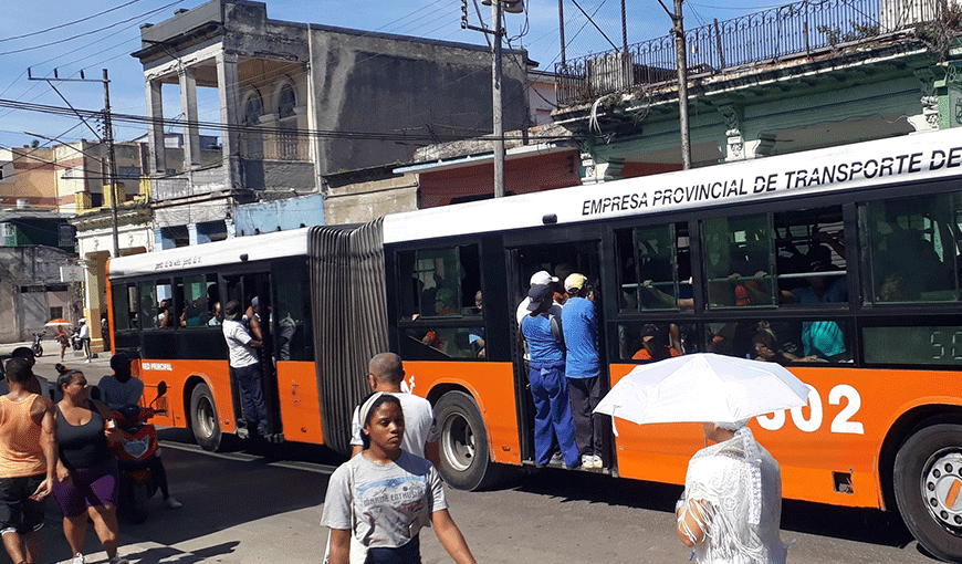 Cuba vive una crisis en la disponibilidad de combustible y el sector del transporte es uno de los más afectados. Foto: Amy Magaña. Tomada de su cuenta de Twitter.