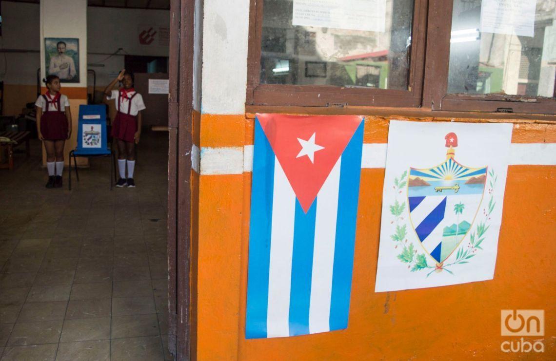 Votación en un colegio electoral de La Habana durante el referendo del 24 de febrero. Foto: Otmaro Rodríguez.