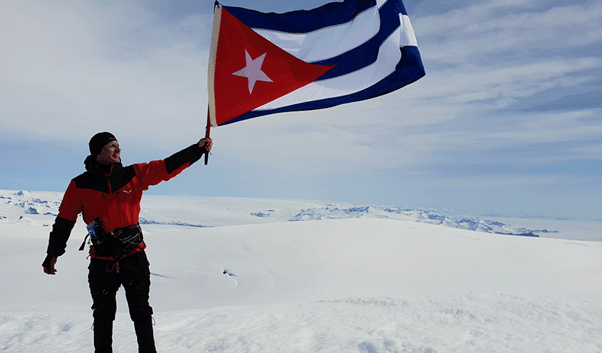 Yandy Núñez en la cima del Elbrus. Foto: cortesía del entrevistado.