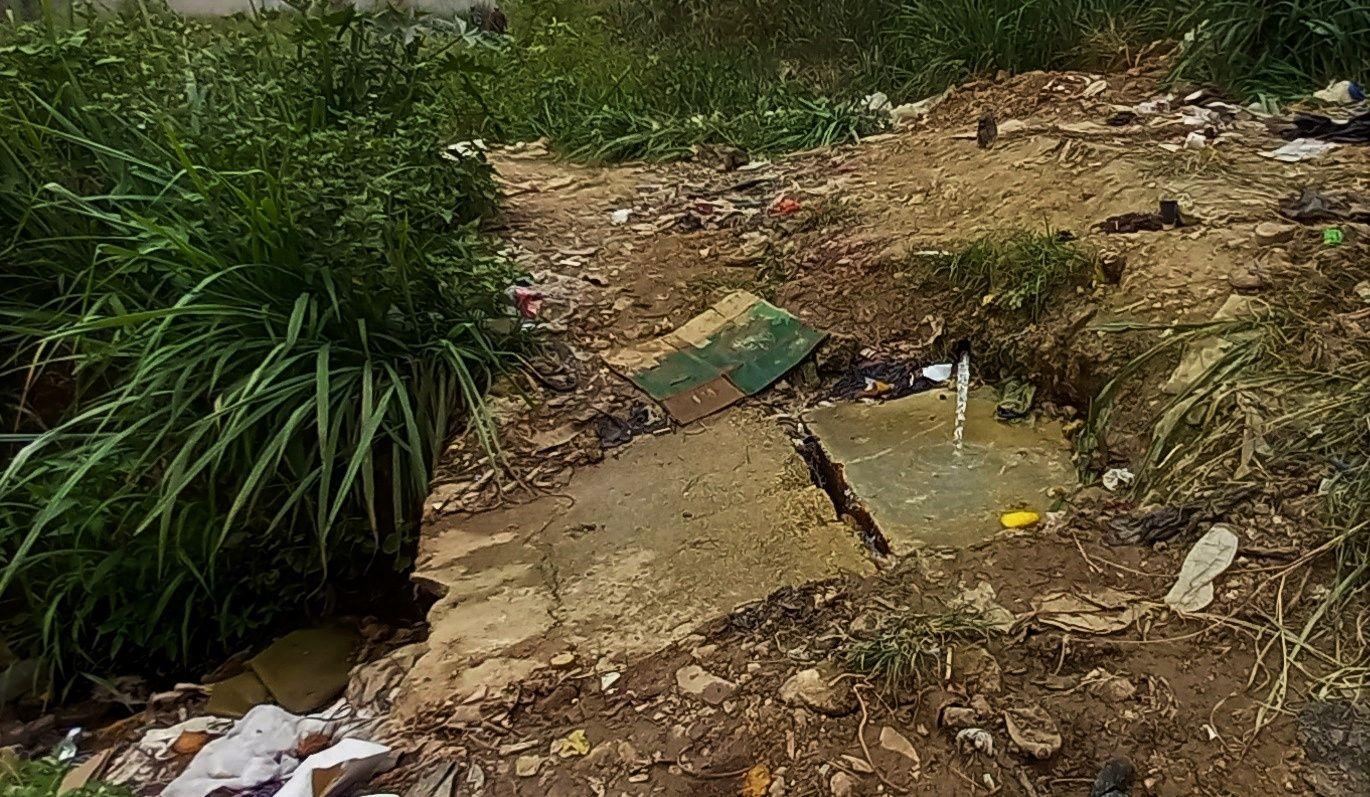 Para acceder al agua potable tienen que bajar los casi dos kilómetros hasta el comienzo del basurero, donde hay cañería fracturada. Foto: Meilin Puertas