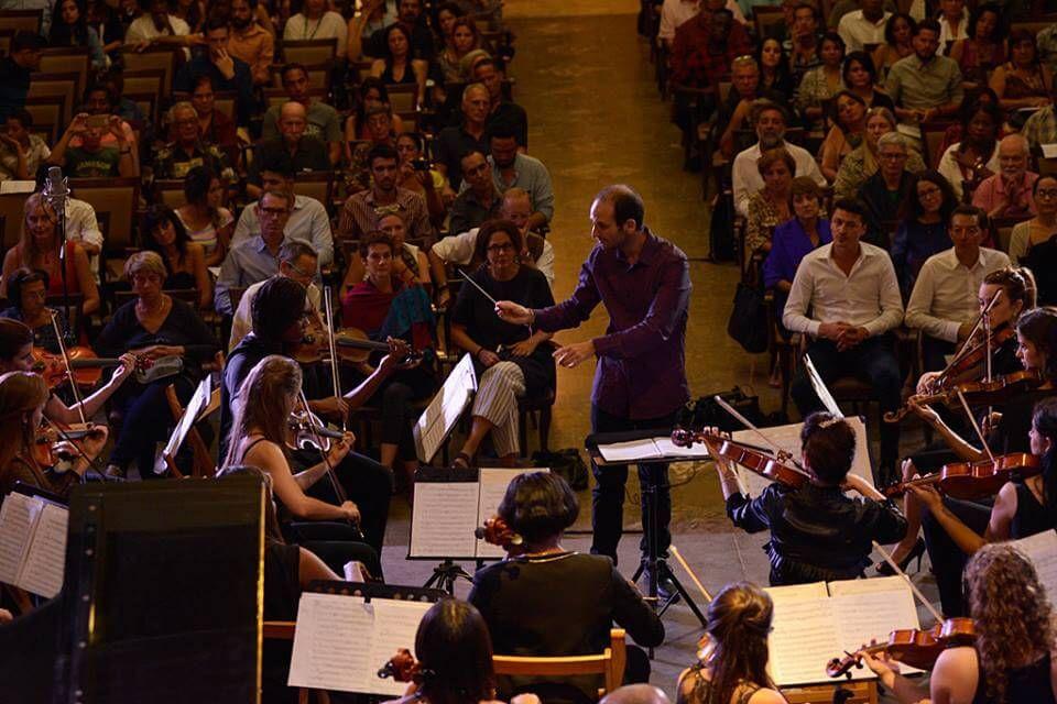 Pepe Menéndez dirigiendo la orquesta. Foto: Tomada de la página en Facebook El Lyceum Mozartiano de La Habana