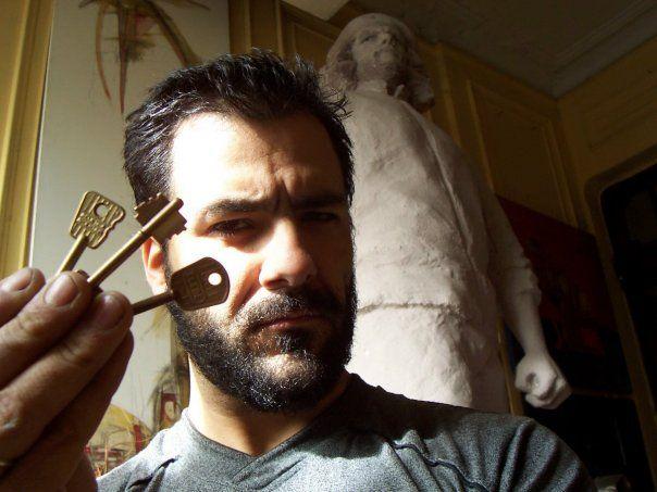 Andres Zerneri mientras recolectaba las llaves para la creación de l monumento. Foto: Tomada del perfil en Facebook del artista. 