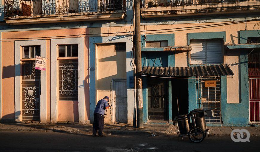 Hombre barre las calles en La Habana, ciudad, Cuba. Foto: Natalia Favre.