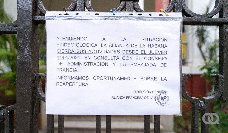 Cartel en la entrada de la Alianza Francesa de La Habana. Foto: Ernesto Verdecia