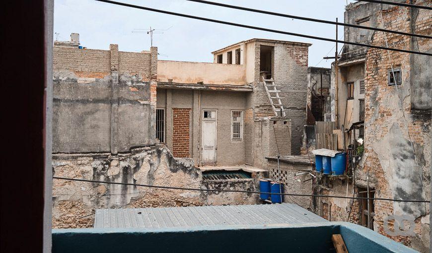 Edificios en mal estado y peligro de derrumbe en Los Sitios, La Habana. Foto: Natalia Favre.