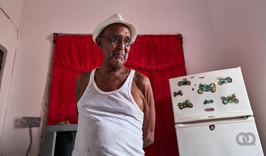 Persona mayor en sala de La Habana, Cuba. Foto: Natalia Favre.