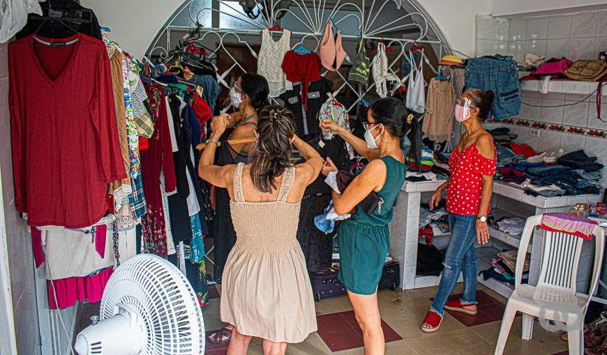 Venta ropa en venta de garaje en Cuba