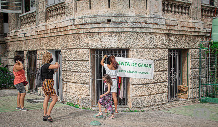 Cartel de venta de garaje en La Habana