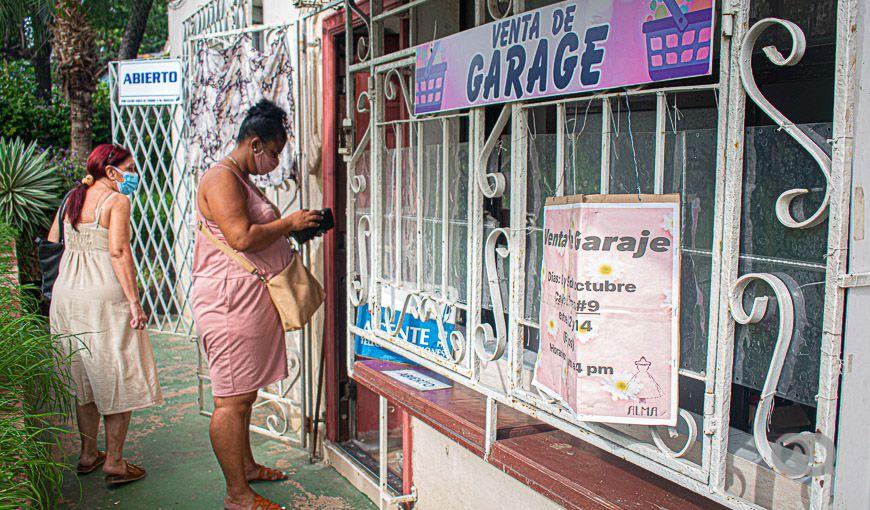 mujer comprando en negocio privado en Cuba