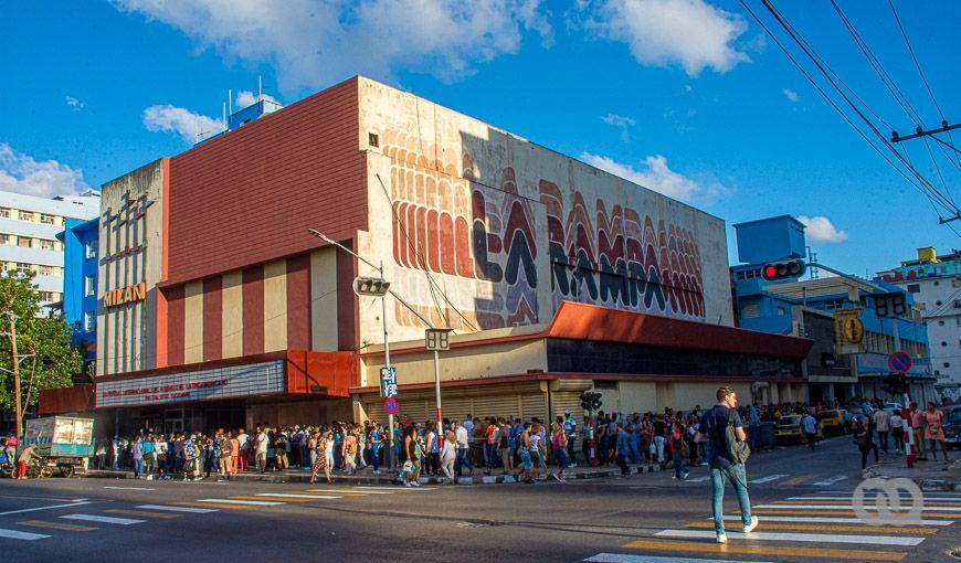 El cine La Rampa es uno de los más concurridos durante el Festival de Cine Latinoamericano. Foto: Sadiel Mederos. 