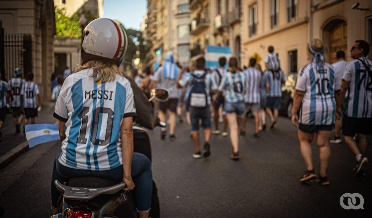 bandera Argentina personas moto
