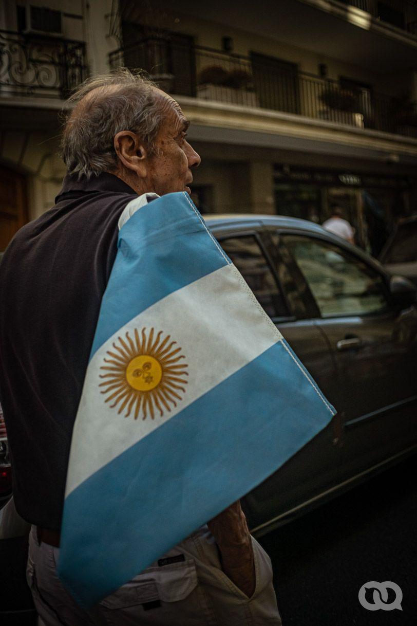bandera Argentina hombre