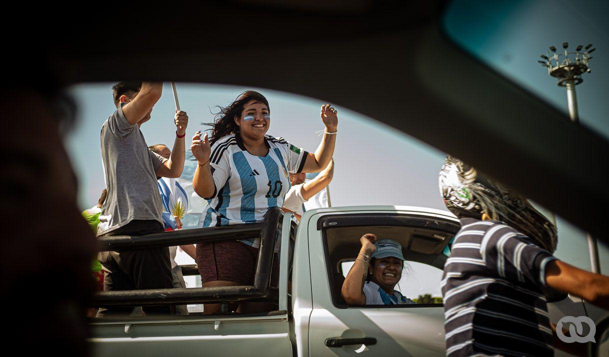 bandera Argentina hombre mujer auto