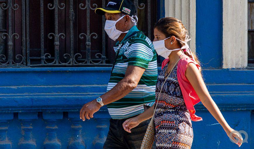 En las calles cada vez es más común que las personas lleven nasobucos y en el transporte urbano su uso es obligatorio. Foto: Sadiel Mederos.