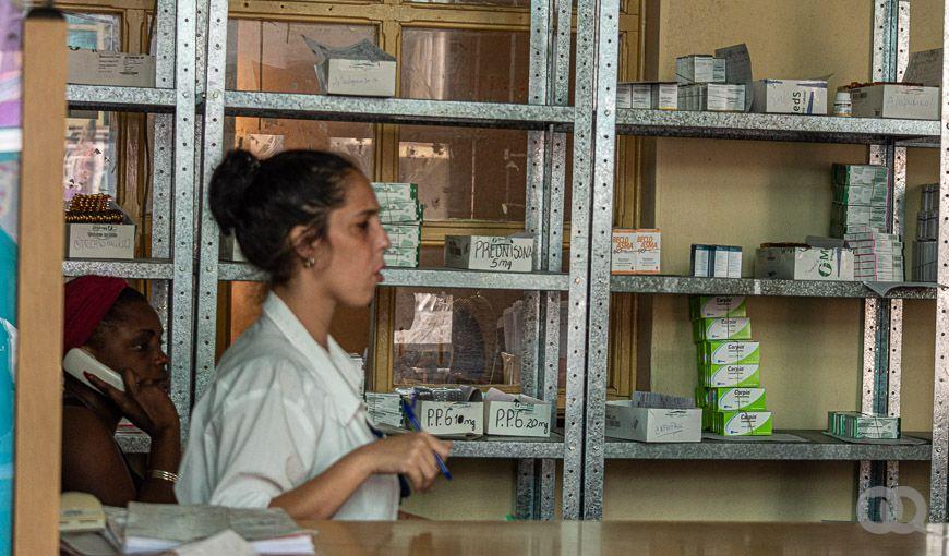 Vendedora de una farmacia en Cuba. Foto: Sadiel Mederos. 