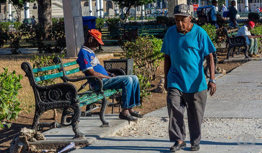En Cuba existen en la actualidad 606 945 núcleos vulnerables, que incluyen las viviendas con adultos mayores sin alguien que los ayude (Foto: Sadiel Mederos).