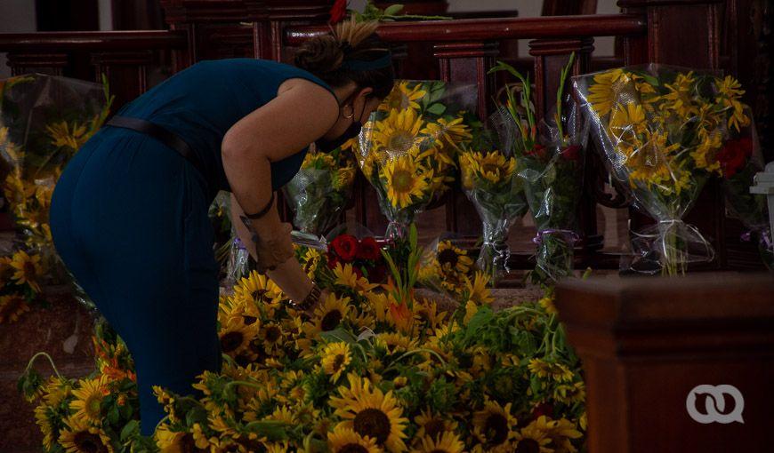 Ofrendas de girasoles y rosas, peticiones y oraciones escritas se acumulaban bajo el altar mayor del templo. Foto: Sadiel Mederos. 