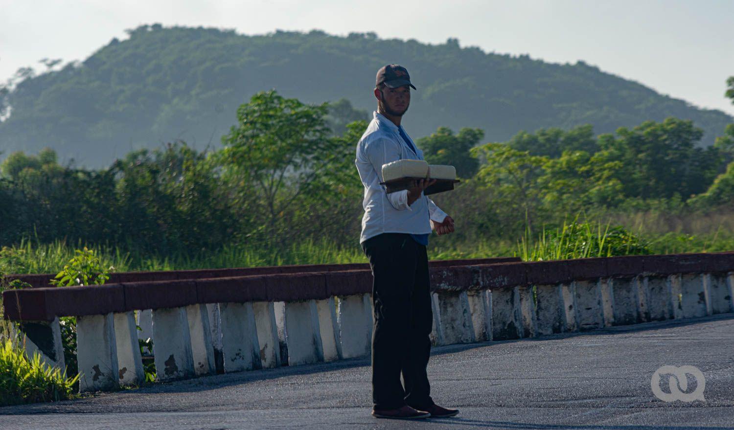 Vendedor de queso en una carretera cubana. Foto: Sadiel Mederos