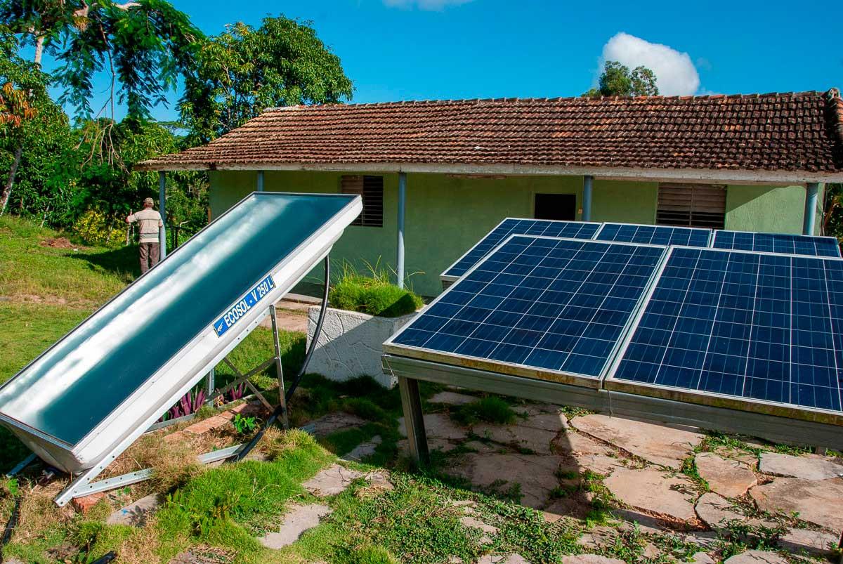 No está garantizada una producción de paneles fotovoltaicos que permita su comercialización en la red minorista (Foto: Sadiel Mederos).