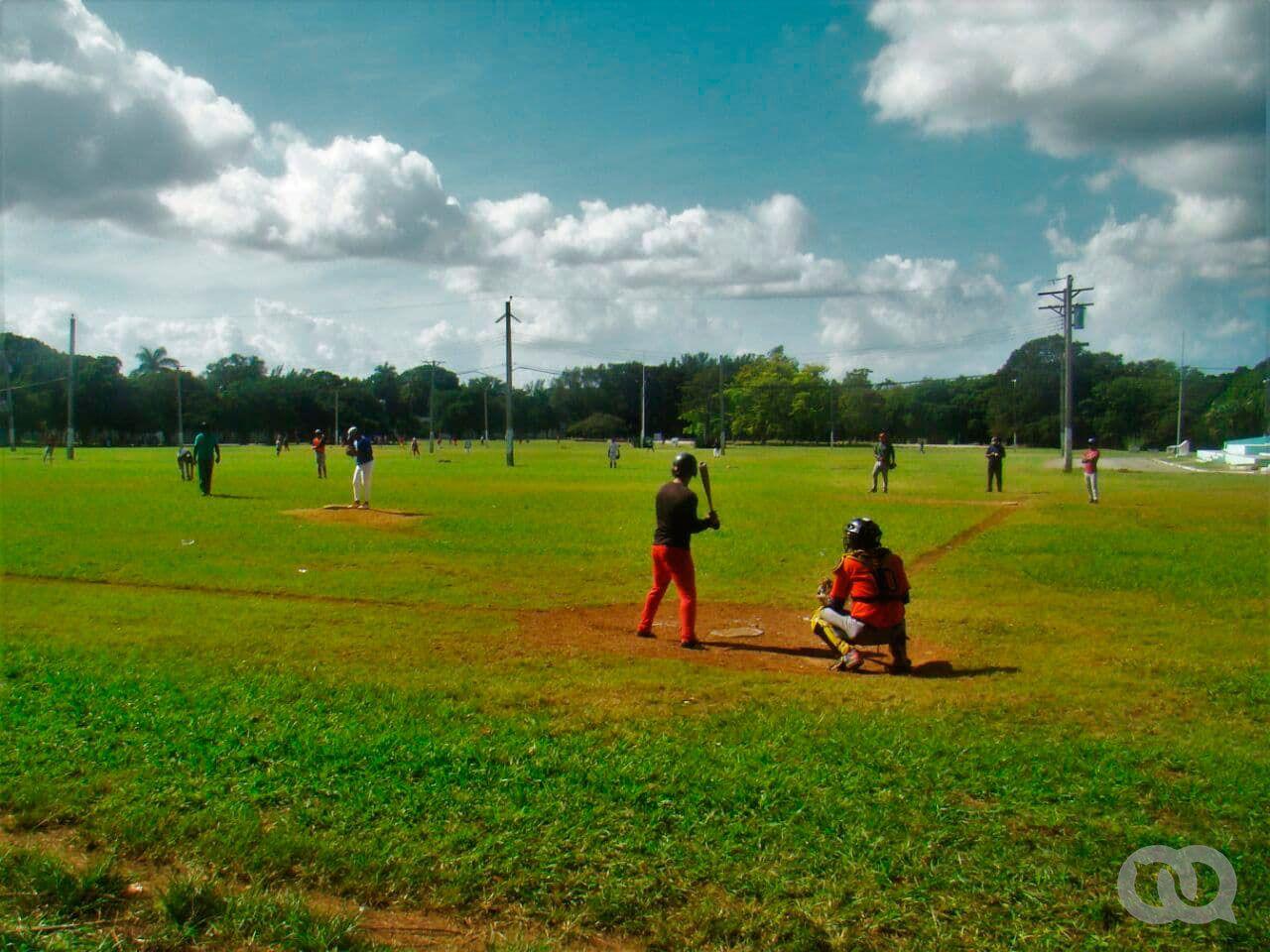 Jóvenes juegan béisbol en el polígono de Ciudad Libertad donde se realizó la liga independiente