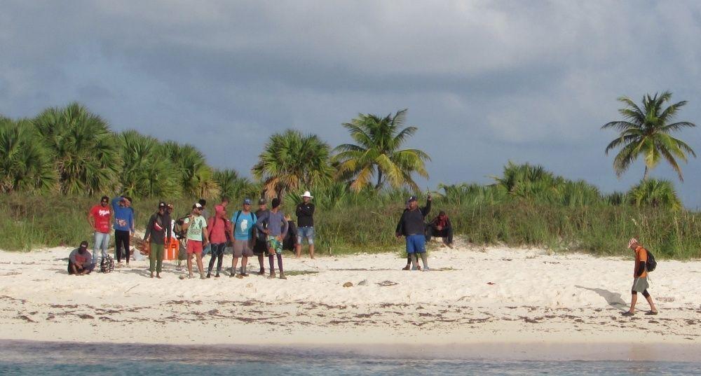 22 cubanos varados en una isla desierta. Foto: Guardia Costera de los Estados Unidos.