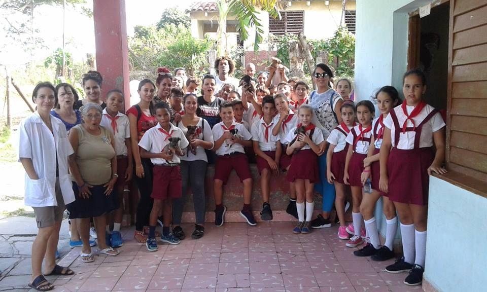 Los alumnos de una escuela primaria junto a activistas de BIENAC, luego de una charla educativa sobre la protección animal. Foto: Tomada de la página en Facebook de BIENAC. 