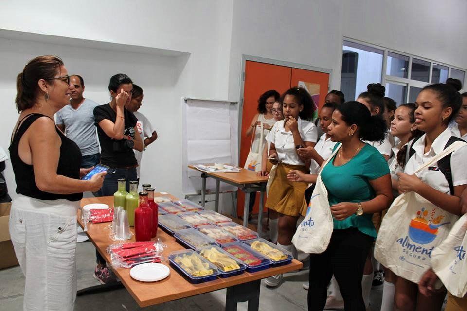 Taller de Alimentación Saludable, organizado entre Oasis Nelva, el Programa Mundial de Alimentos y el Centro a+, espacios adolescentes de la Oficina del Historiador de La Habana. Foto: Tomada de la página en Facebook del Centro a+. 