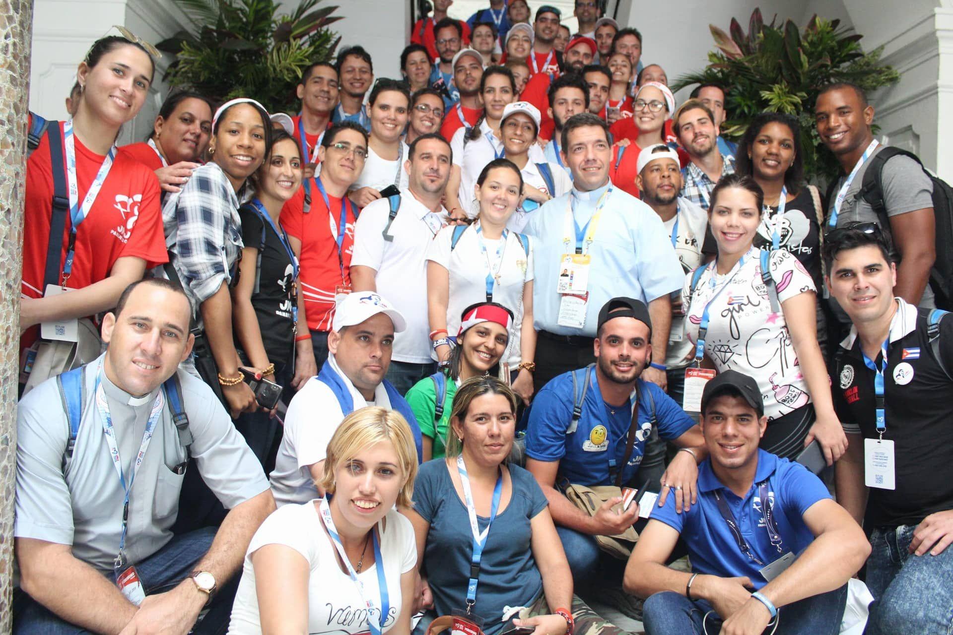 Grupo de jóvenes cubanos que visitaron la Presidencia de la República y fueron recibidos por el presidente de Panamá Juan Carlos Varela. 