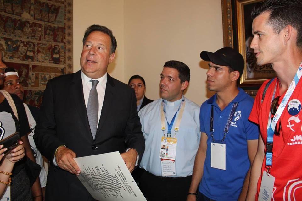 El Presidente de Panamá Juan Carlos Varela recibe a un grupo de jóvenes cubanos en el Palacio de las Garzas, Presidencia de la República