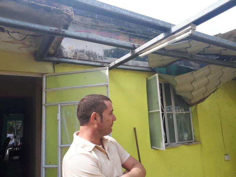 Jankiel perdió el techo del patio, fue a dar a casa de unos vecinos Foto: Geisy Guia Delis.