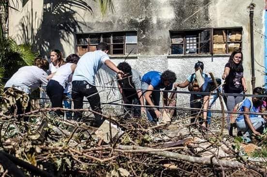 Estudiantes universitarios en las labores de restauración. Foto: Raúl Alejandro Palmero Fernández. Tomada de su perfil de Facebook. 