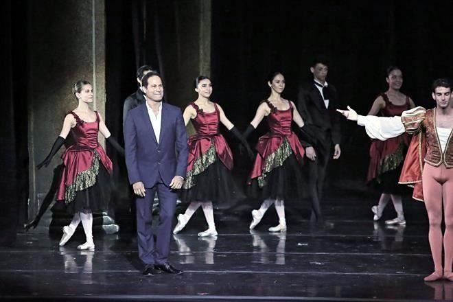 José Manuel Carreño junto a sus alumnos del Ballet de Monterrey. Foto: Tomada de Reforma. 