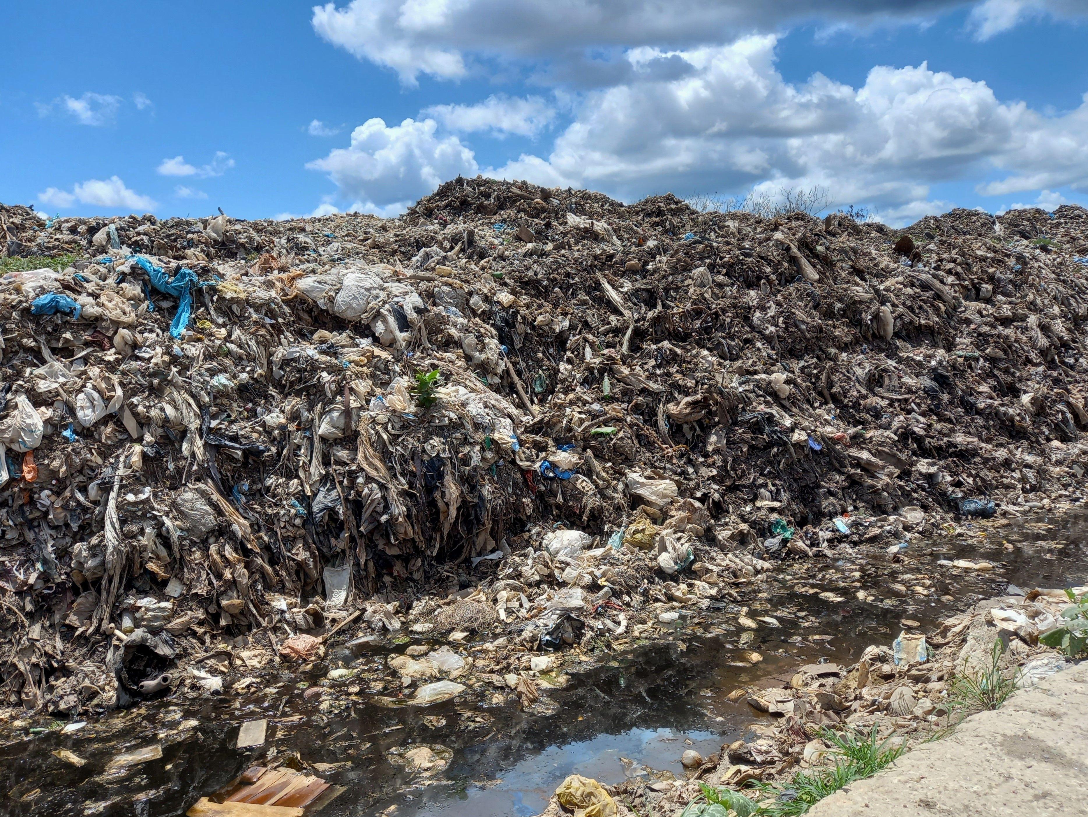 Hay zonas donde la recogida de basura se hace prácticamente imposible. Foto: Meilin Puertas