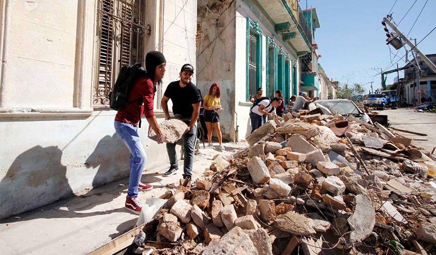 Jóvenes cubanos, miembros de la Asociación Hermanos Saíz (AHS), ayudan en la recuperación de los barrios afectados por el tornado. Foto: Alba León Infante. Tomada de la página en Facebook de la AHS