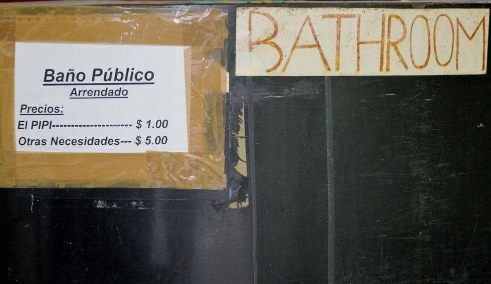 Bano-publico-Bathroom-Arrendamiento.jpg