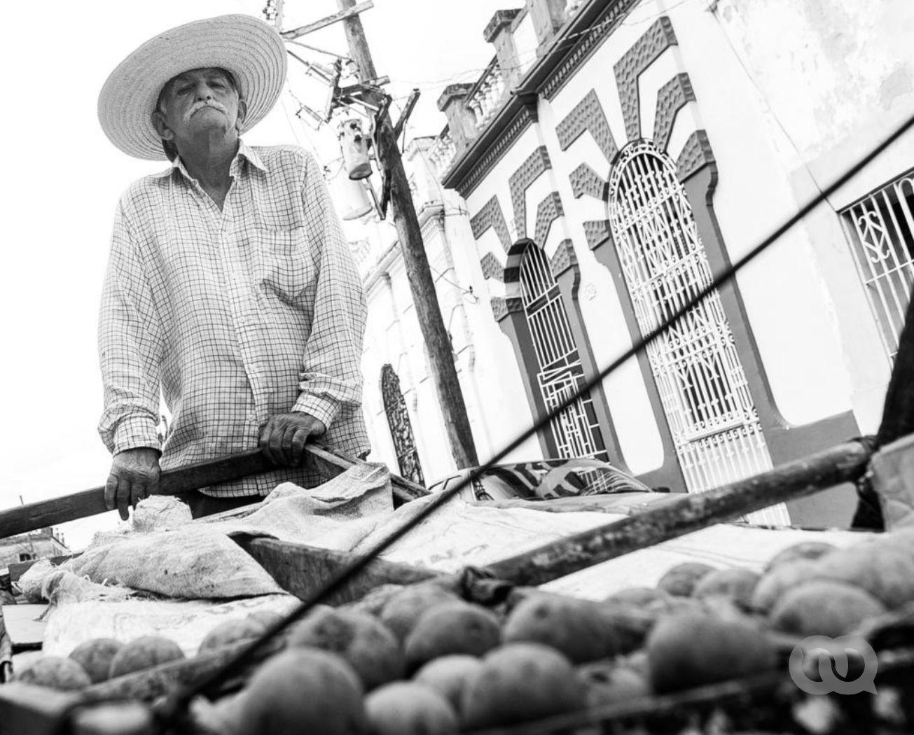 Vejez. Anciano lleva carretilal de alimentos en Cuba. Foto: Bradays Barreras.