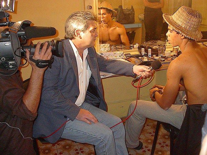 Fernando Ravsberg entrevistando al bailarín cubano Carlos Acosta. Foto: Tomada de Progreso Semanal