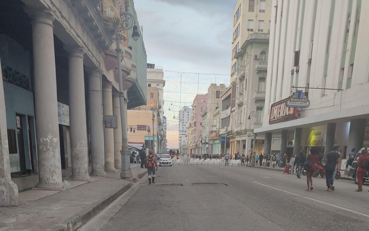 Calle Galiano, La Habana. Uno de los principales escenarios de las protestas del 11J que este 15N amaneció bloqueada y controlada por agentes uniformados y civiles. 