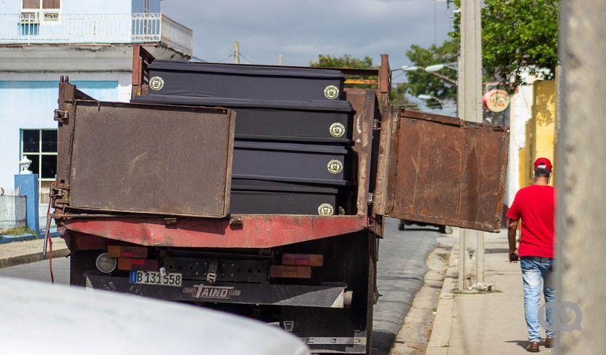Camion cargando Cajas Funebre calle Dorticos detras de la Aduana.jpg