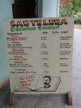 Cartelera-a-la-puerta-de-una-biblioteca-publica-cubana.jpg