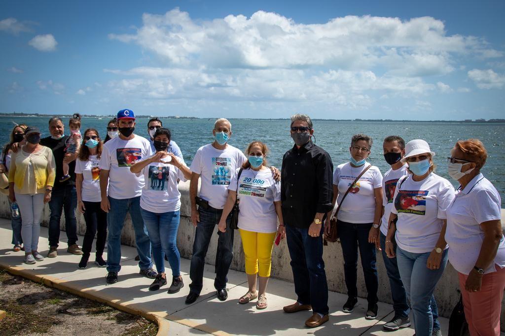 Decenas de cubanos asistieron el domingo 14 de marzo a la Ermita de la Caridad en Miami para pedir por la familia cubana.