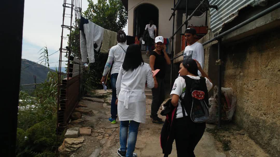 Médicos cubanos visitando a pacientes en barrios venezolanos. Foto: Tomada del perfil del MINSAP en Twitter. 